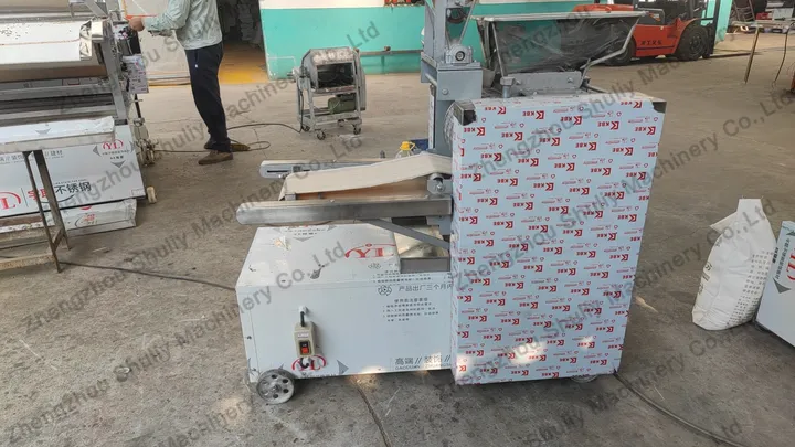 Biscuit manufacturing machine with single depositing